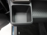 カップホルダーは運転席や助手席からちょうど手の届く位置です!!