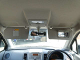 運転席にサンバイザー裏にはバニティミラーが備わっていますので、車の外に出る前にパパッと身だしなみをチェックすることができて便利ですよ♪