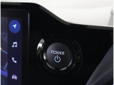 スマートキーを携帯していればキーを取り出さずにドアを施錠&解錠。クルマの始動も可能です。