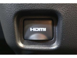 音声と映像が1本のケーブルで伝送できる便利なHDMIを装備しています。iPhoneやスマートフォンの画面と全く同じ画面がカーナビの画面に表示されるので、地図アプリや動画などのミラーリングが可能です。