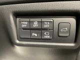 運転席脇のクラスタースイッチ部分にはカメラ切り替えスイッチ、パーキングセンサー、その他走行系スイッチを集中配置しております。バックドアはキック動作で開閉可能なハンズフリーパワーリフトゲート対応!