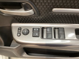 電動格納式リモコンドアミラーと、パワーウィンドウスイッチ等は運転席ドアにあります。