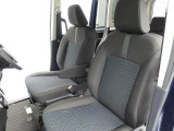 厚みがあって、座り心地のいいソファのようなシート。運転席も助手席もリラックスしてゆったりと座れます。