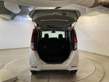 バックドアを上げた状態です。シートのアレンジ次第で荷室のスペースが変わります!用途に合わせて快適な室内を?
