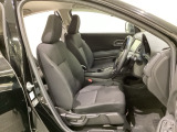 広い足元にゆったり座れるシートには肘掛けも装備しており長距離の運転でも疲れにくくなってます。女性でも運転がしやすいように、シートの高さ調整機能(シートリフター)がついています。