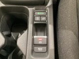 セレクトレバーの下に電子制御パーキングブレーキがあります。スイッチひとつで、停車した地点の傾斜などをシステムが検知・判断してブレーキ力を自動的に最適制御し、しっかり停車できるパーキングシステムです。