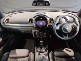 MINIの内装はとにかく『円』に拘ったデザインコンセプトが一目で伝わってきます。これほど円形に拘った車は他に御座いません。伝統のデザイン、トグルスイッチなど遊び心のある内装です。