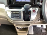 足元スッキリ、インパネシフトです。パーキングブレーキはフットブレーキタイプなので、運転席と助手席の間がスッキリしています。