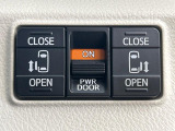 【両側パワースライドドア】スマートキーや運転席のスイッチで後席両側スライドドアの開閉が可能♪電動だから力を入れてドアを開ける必要が無く、小さなお子様でも簡単に開け閉めでき快適です♪