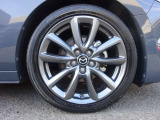 215/45 R18 純正のアルミホイール装着車です。