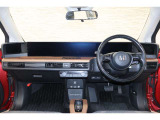 操作性に優れた運転席となります!小物入れや各ボタンの配置にこだわり、使いやすいです!座り心地もよく視認性も良好なのでロングドライブもお任せ下さい!