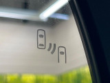 【ブラインドスポットモニター】走行中、ドアミラーの死角になりやすい箇所に後続車が接近するとサイドミラーのレンズに警告を表示!ドライバーに注意喚起をしてくれます。