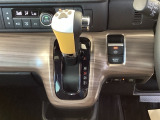 シフトはインパネシフト、パーキングブレーキは電子制御なので運転席と助手席の間はすっきりしています。