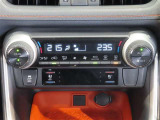 左右独立温度コントロールフルオートエアコンです。運転席、助手席それぞれで独立して温度設定ができます。冷え性の方が乗っても安心ですね♪