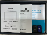 スマートキーは鍵をバッグに入れたままでもドアロックの開閉やエンジンのON・OFFができます。夜間や雨の日も鍵を探さなくて良いので便利です。