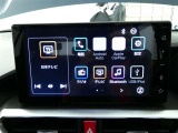 【ディスプレイオーディオ】・・・大型ディスプレイに各種オーディオ機能(AM/FMチューナー、Bluetooth対応)とスマートフォン連携機能を搭載。