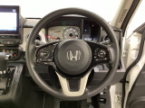 ハンドルにHondaセンシング系のクルーズコントロールやレーンキープアシストなどのスイッチと、オーディオの操作スイッチが装備されています。ハンドルから手を離さず安全に操作できます。