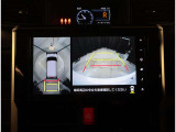 バックモニター付き。駐車の際のサポートとなり、必須アイテムのひとつですよね。それでも、バックする際は必ずご自身の目で確認をしてください。パノラミックビューで上から見下ろした視点でも確認できます!