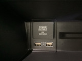 助手席前には横長のトレーとアクセサリーソケットがついています。その下に充電可能なUSB端子が2個ついていますので、手前のトレーにスマートフォンを置いて移動中でも充電できるので便利です。