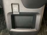 アクセサリーソケットはUSBのアダプターなどをつければ、スマホの充電にも使えます。周辺には物が置けるボックスがついています。