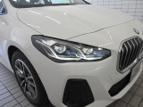BMWの伝統的なヘッドライト・デザインは『コロナ・リング』と言われる左右4灯ヘッドライトをモチーフにしています。キドニーグリルと相まって、ひと目でBMWだとわかるデザインになっています。