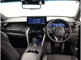 デザインもよく、居心地のよい運転席ですね。分かりやすいスイッチ類ですから操作もしやすく運転をサポートします。ぜひご来店いただき、実際にお座りいただいてステアリングを握ってみてください!