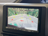 【バックカメラ】駐車時に後方がリアルタイム映像で確認できます。大型商業施設や立体駐車場での駐車時や、夜間のバック時に大活躍!運転スキルに関わらず、今や必須となった装備のひとつです!