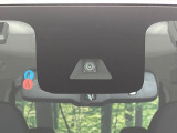 【エマージェンシーブレーキ】走行中に前方の車両等を認識し、衝突しそうな時は警報とブレーキで衝突回避と被害軽減をアシスト。より安全にドライブをお楽しみいただけます。