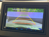 【バックカメラ】駐車時に後方がリアルタイム映像で確認できます。大型商業施設や立体駐車場での駐車時や、夜間のバック時に大活躍!運転スキルに関わらず、今や必須となった装備のひとつです!