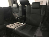 3列目シートは跳ね上げ式で折りたたみ可能です。キャンプ用品など大きな荷物もばっちり収納可能です!