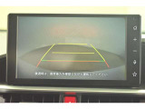 バックガイドモニター(バックモニター)付き。車両後方の映像をナビ画面に表示し、駐車などの後退操作をサポートします。