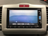ギヤをR(バック)に入れるとナビの画面に後ろの映像が映るリアカメラ付です。後退時、コンディションが悪い視界でもカラーバックモニターがドライバーをサポートします。