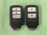 スマートキーを装備しています。鍵を差し込むことなくドアロックの開け閉めと、スタートボタン操作でのエンジンスタートができます。スペアキーも同じものを用意しております。
