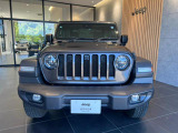 丸目のヘッドライトにJeep伝統セブンスロットグリル、張り出したオーバーフェンダーが特徴の迫力あるフロントフェイス