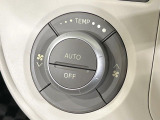 【オートエアコン】一度お好みの温度に設定すれば、車内の温度を検知し風量や温度を自動で調整。暑い&hellip;寒い&hellip;と何度もスイッチ操作をする必要はありません。快適な車内空間には必須の機能ですね♪