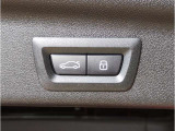 運転中にもオーディオの音量やFMの切り替えなどステアリングでの操作で切り替え可能なため、ステアリングから手を放す必要がない為、運転中でも操作が簡単でございます。