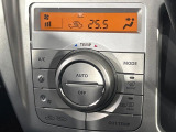【オートエアコン】一度お好みの温度に設定すれば、車内の温度を検知し風量や温度を自動で調整。暑い&hellip;寒い&hellip;と何度もスイッチ操作をする必要はありません。快適な車内空間には必須の機能ですね♪