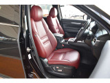 レッドレザー内装。フロントシートは3段階調整可能なシートベンチレーション&シートヒーター付き、運転席はメモリー機能付きパワーシートです。