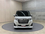 お車購入のポイントとなるフロントマスクです!シャープな目つきが印象的なデザインのヘッドランプです。