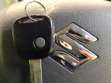 【キーレス】少し離れた場所からでもボタン一つでドアの開錠・施錠ができるのでとっても便利!ドアの鍵穴周りに傷をつけることもありません♪