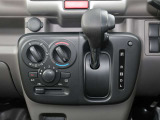 マニュアルエアコンですので、車内を快適な空間に出来ます♪