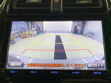 ディスプレイに後方の視界を表示し、車庫入れをサポート「距離目安線」「車幅延長線」およびステアリング操作に連動する「予想進路線」を画面に表示します。※必ず車両周辺の安全を直接確認してください。