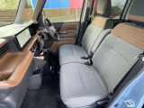 厚みがあって、座り心地のいいソファーのようなシート。運転席も助手席もリラックスしてゆったり座れます。