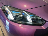 【LEDヘッドライト】先進のLEDテクノロジーを採用。放射される白色光の周波特性は太陽光に近く、バイキセノン・ヘッドライトを上回るコントラストで更に明るく輝きます!