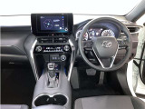 運転席周りのレイアウトをご覧ください。ナビゲーションが綺麗に装着されスッキリ収まってますね!操作スイッチも手が届きやすくわかりやすいです!