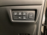 各種機能の切替スイッチは運転席パネル下に集約されています。任意で切り替え可能なため状況に合わせてお使いください。