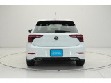 【リヤ】〔ダークティンテッドガラス〕付き。リヤのVWエンブレムは、バックカメラを内蔵しハッチバックを開け閉めする際の取っ手にもなります。