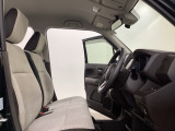 座面も厚みがあり背もたれも高く、広い足元にゆったり座れるシートです。運転席と助手席の間が空いている為、助手席側への移動がスムーズです。交通量の多い道でも助手席側から乗り降りができます。