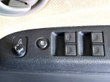 【電動格納ミラー】サイドミラーは電動格納式となっており、狭い駐車場でもキズがつくリスクを抑えられます。