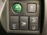Hondaセンシング用の、VSA(ABS+TCS+横滑り抑制)解除と路外逸脱抑制機能のオンオフスイッチなどはハンドルの右側に装備しています。燃費に役立つECONボタンもここです。